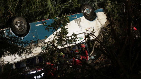 کشته شدن 12 تن بر اثر سقوط اتوبوس در اکوادور