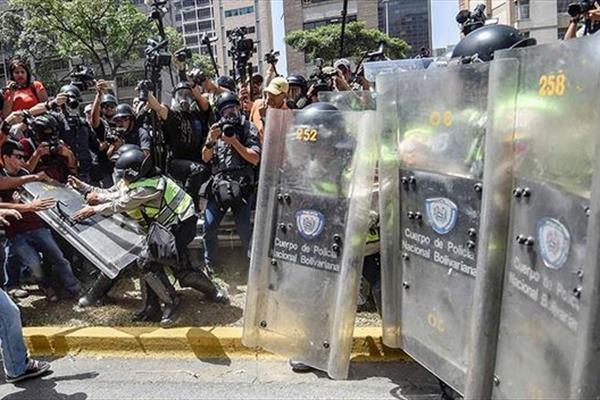 تظاهرات سراسری در ونزوئلا در حمایت از رهبر مخالفان