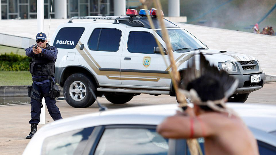 تصاویر باورنکردنی از درگیری بومی های آمازون با پلیس ضد شورش برزیل