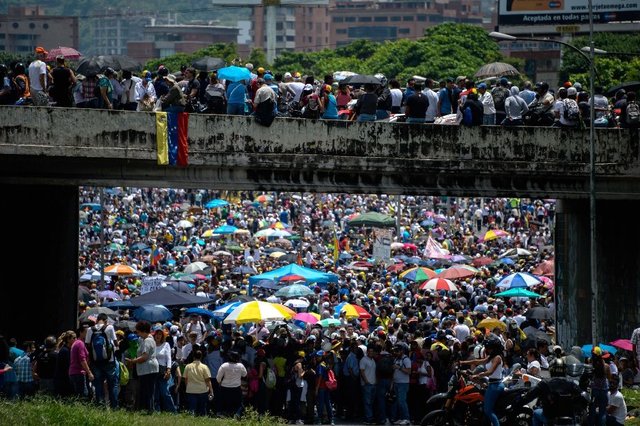 مردم ونزوئلا در هفتمین هفته ناآرامی‌ها خیابان‌ها را مسدود کردند