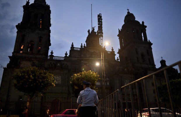 تلاش یک مهاجم برای بریدن سر یک کشیش در مکزیک ناکام ماند