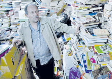رفتگري كه در بوگوتا بين زباله‌ها كتاب جمع مي‌كند
