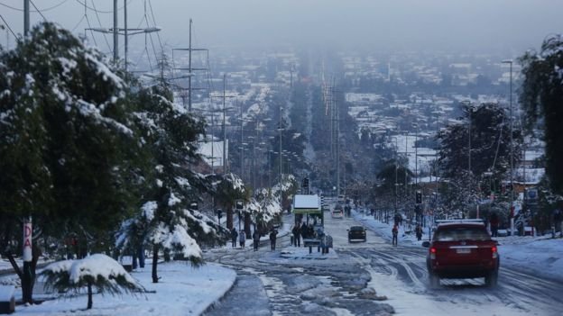 بارش برف سنگین شهروندان سانتیاگو را حیرت‌زده کرد
