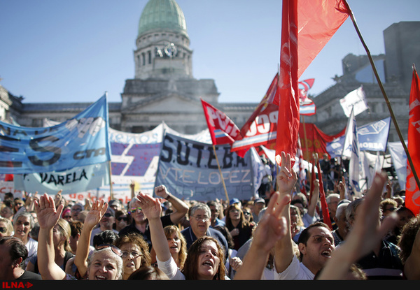 شکاف میان مزد و تورم کارگران آرژانتینی را به تظاهرات کشاند