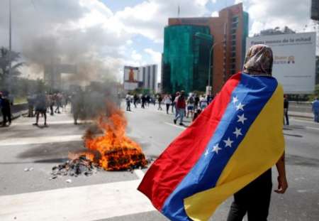 یورش جمعی از حامیان دولت ونزوئلا به ساختمان کنگره