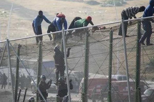 هجوم ده‌ها مهاجر به مرز مغرب و اسپانیا
