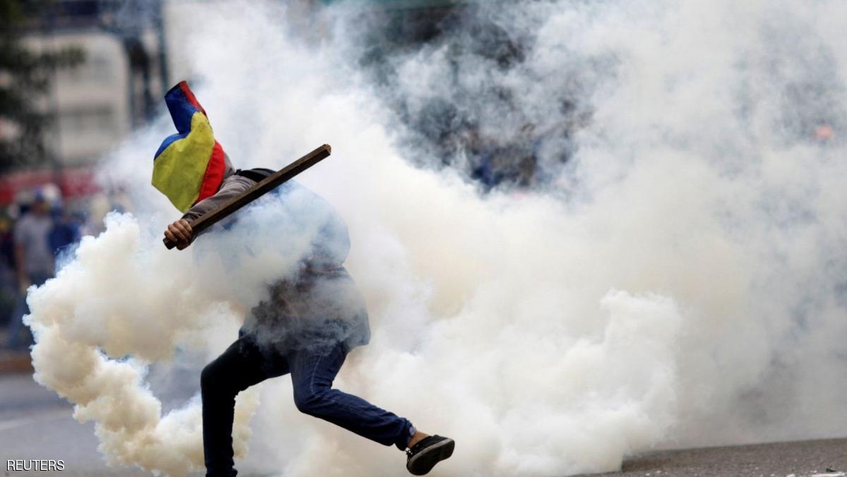 پلیس ونزوئلا به سوی تظاهرکنندگان گاز اشک آور شلیک کرد