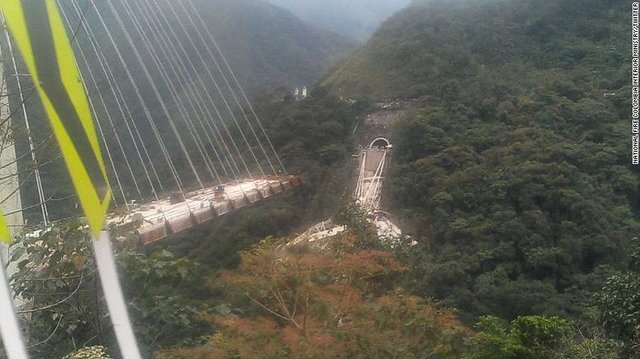 ریزش پل در کلمبیا ۱۰ کشته برجا گذاشت