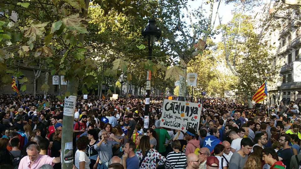 اعتراض هزاران اسپانیایی در بارسلون علیه خشونت های پلیس در روز همه پرسی‌ کاتالونیا