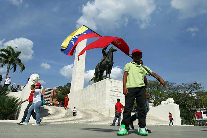 یک روز پیش از انتخابات محلی ونزوئلا/ مادورو انتخابات را موفقیتی برای 'دمکراسی انقلابی' کشورش خواند
