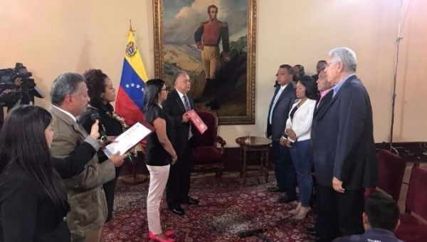 رویترز: سوگند فرمانداران مخالف دولت ونزوئلا، شکستی دیگر برای مخالفان مادورو