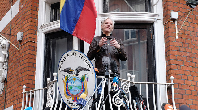 تلاش اکوادور برای اعطای سمت دیپلماتیک به آسانژ در روسیه