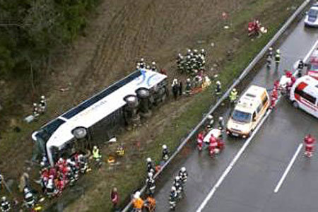 ۳۲ کشته و زخمی در حادثه واژگونی اتوبوس در اکوادور