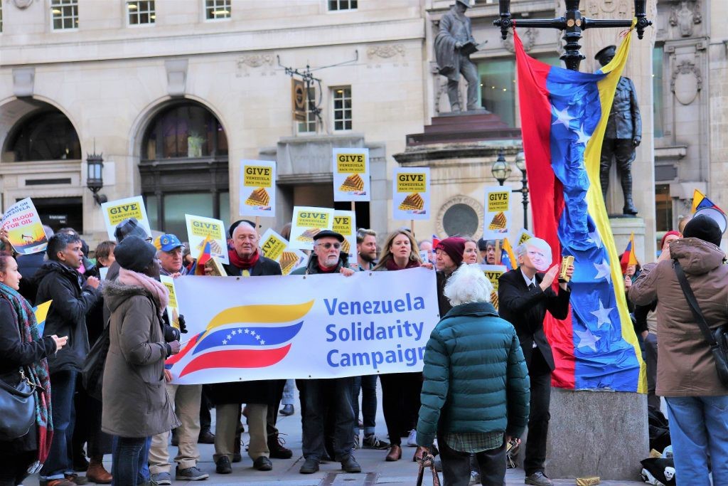 تظاهرکنندگان انگلیسی بازگردانده شدن دارایی‌های ونزوئلا به مردم این کشور را خواستار شدند