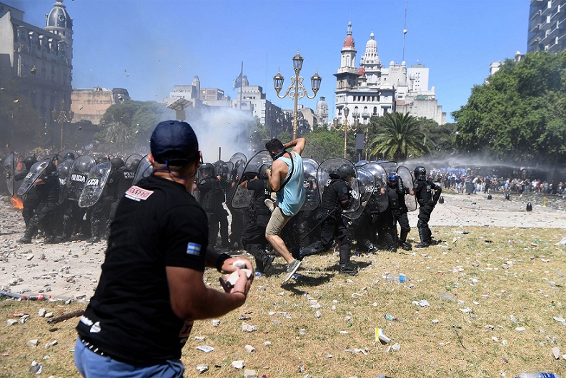 درگیری معترضان آرژانتینی با پلیس