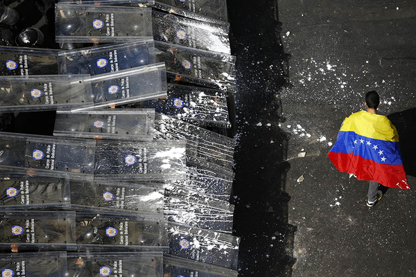زد و خورد شدید بین کارگران ونزوئلایی و گارد ضدشورش 