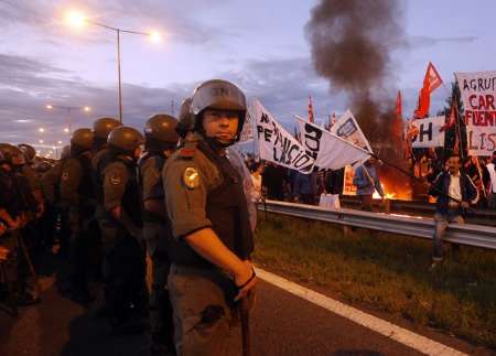 هزاران معلم در آرژانتین علیه سیاست های دولت تظاهرات کردند