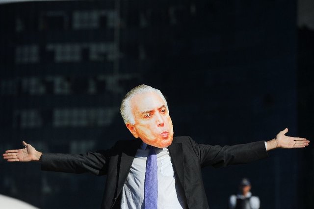 احتمال عزل میشل تامر قوت گرفت/رئیس جمهوری برزیل: در قدرت می‌مانم