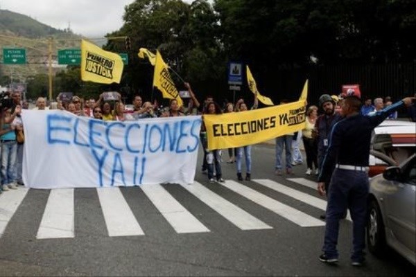 2 تن از هواداران مادورو کشته شدند/ ادامه بحران سیاسی در ونزوئلا