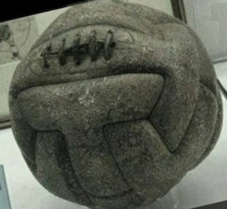 عکس/اولین توپ فوتبال مسابقات جام جهانی