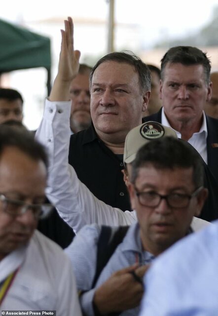 پامپئو با مهاجران ونزوئلایی در مرز کلمبیا دیدار کرد